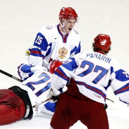 Kanādas un Krievijas U -20  izlašu hokejisti iekļūst PČ pusfinālā