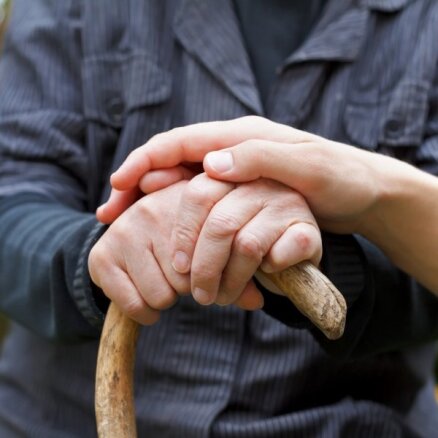 Trīcošas rokas un atmiņas zudumi. Kas jāzina par Parkinsona slimību?