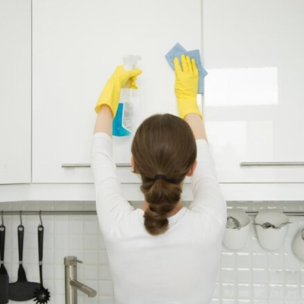 Kā pareizi mazgāt un rūpēties par virtuves skapīšiem
