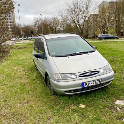 Foto: Bezkaunīgie parkotāji Rīgā; eksperts – pie vainas vēlme nemaksāt