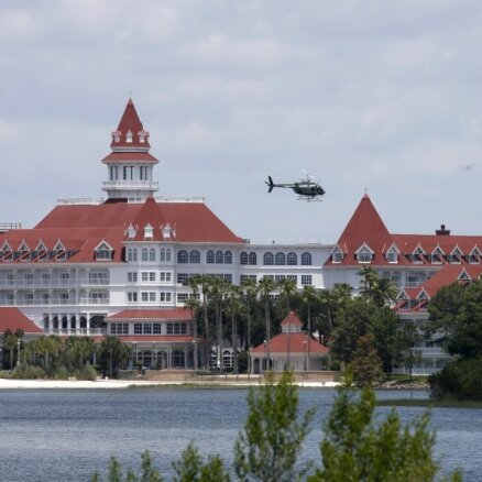 Aligatora Disneja viesnīcas ezerā Orlando ierautais mazulis atrasts miris