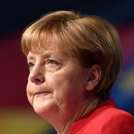 Меркель: снимать санкции с России еще рано