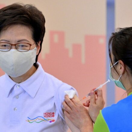 Covid-19: Honkongas līdere sapotēta ar 'Sinovac' vakcīnu uzticamības palielināšanai