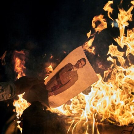 Foto: Katalonijas demonstranti dedzina Spānijas karaļa fotogrāfijas