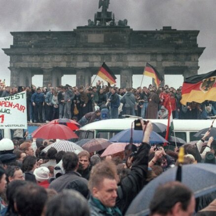 Vēsturiski kadri: Aukstā kara beigas – pirms 25 gadiem krita Berlīnes mūris