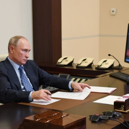 Putins kopš vasaras uzturoties Sočos, kur uzbūvēta darba kabineta kopija, apgalvo medijs