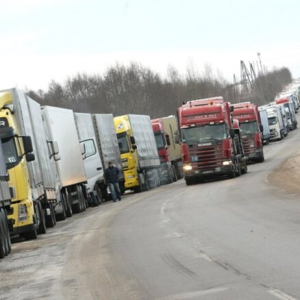 В Латвию запретили въехать 152 российским и белорусским грузовикам