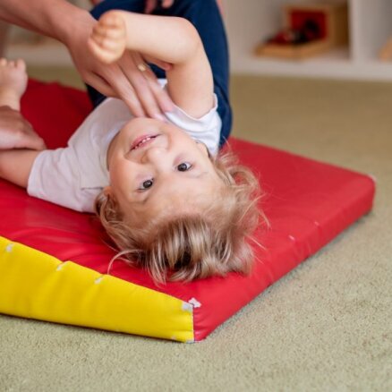 Bērna attīstība un fizioterapija – kādos gadījumos nepieciešama speciālista palīdzība?