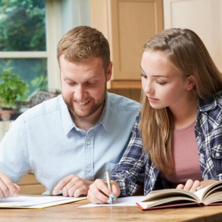 Trīs iemesli, kādēļ vecākiem nevajadzētu kopā ar bērniem pildīt mājasdarbus