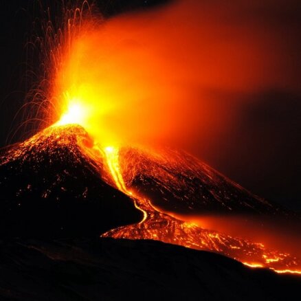 Biedējoši, bet skaisti foto: Etna atkal spļauj lavu