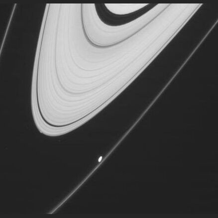 Nofotografēts, kā Saturns 'dzemdē' jaunu mēnesi