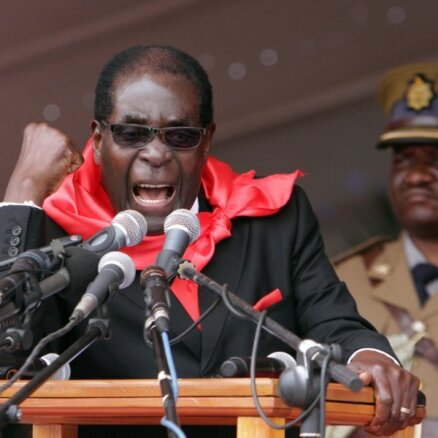 'Baltajiem fermeriem ir jāaiziet', paziņo Zimbabves prezidents