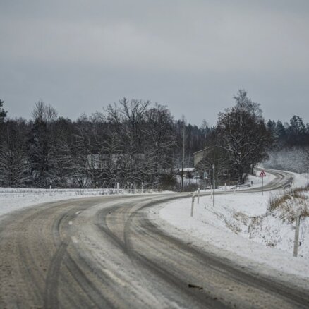 Autovadītāju ievērībai: visā Latvijā autoceļi sniegoti un apledo
