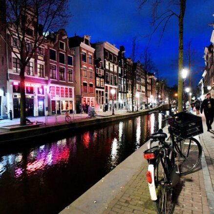 Amsterdama aizliegs smēķēt marihuānu sarkano lukturu rajona ielās