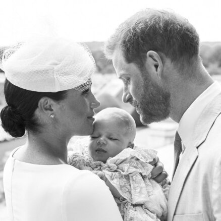 Foto: Nokristīts britu prinča Harija un hercogienes Meganas dēliņš