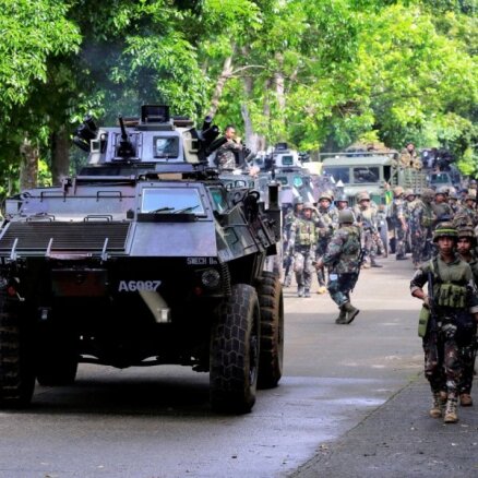 Foto: 'Daesh' kaujinieki Filipīnās terorizē pilsētu