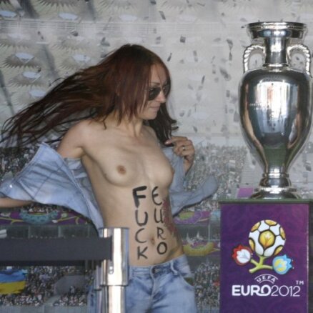 Femen вновь атаковали грудью главный трофей Евро-2012