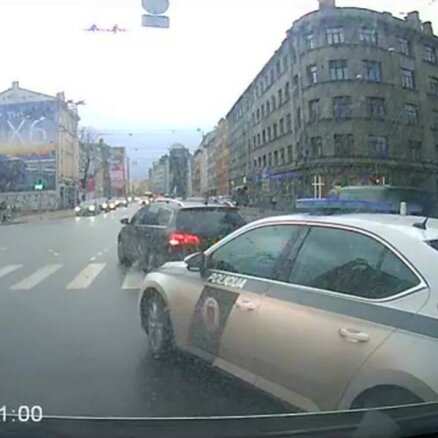 Video: Tūlītējā karma – Rīgā VW visiem pielien priekšā; aizmugurē piebrauc policija