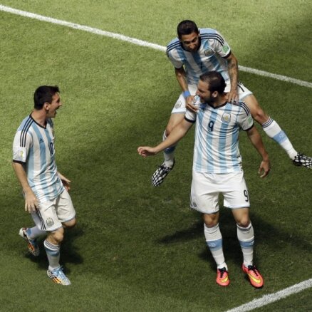 Argentīna pusfinālā graujoši uzvar un 'Copa America' cīņā par zeltu spēkosies ar Čīli
