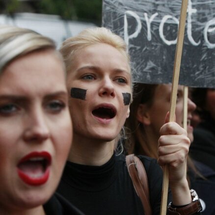Foto: Polietes melnā protestē pret ieceri pilnībā aizliegt abortus
