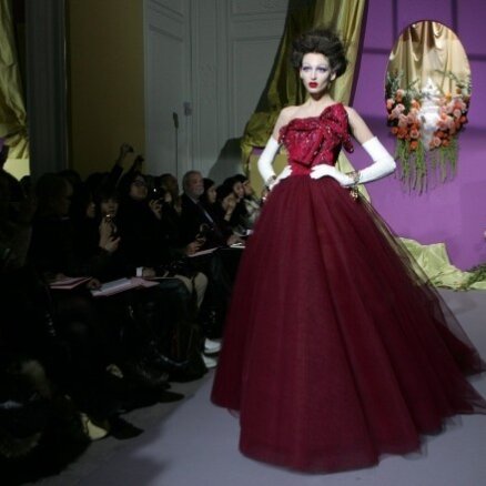Джон Гальяно показал свою коллекцию haute couture для дома Dior