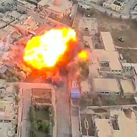 Video no gaisa: Kā džihādisti – pašnāvnieki Mosulā uzbrūk irākiešiem
