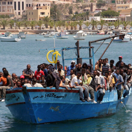 Itālija rosina rotēt migrantus uzņemošās ES ostas
