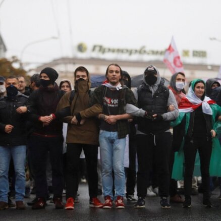 Baltkrievijas varasiestādes brīdina par kaujas ieroču pielietošanu protestu apspiešanai