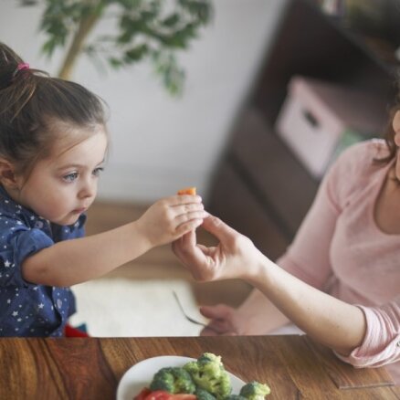 Untumains, dusmīgs un nevaļīgs ēdājs: divgadnieka ēšanas lietu noslēpumi