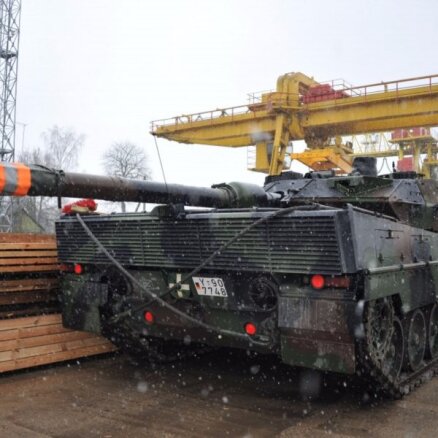Министр обороны ФРГ: "НАТО не должна стать стороной конфликта в Украине"