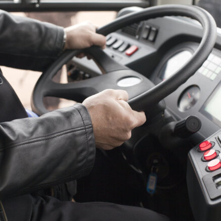 Pārāk lēni braucoša autobusa vadītājs sodīts par agresīvu braukšanu