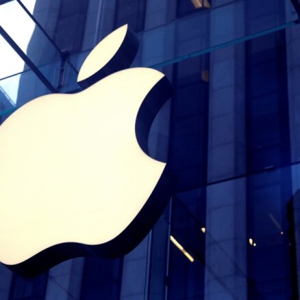Šogad populārākās ir uzņēmumu 'Apple', 'Tesla' un 'Microsoft' akcijas, secinājusi banka