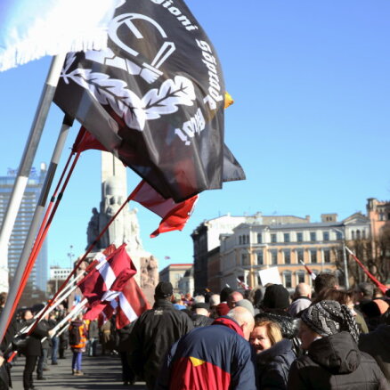 Полиция задержала молодых людей, кричавших "Фашизм не пройдет" возле памятника Свободы