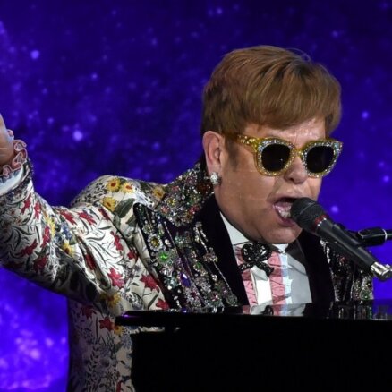 Eltons Džons izziņo jaunu albumu, kas tapis mājsēdes laikā