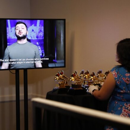 Zelenskis ar spēcīgu runu uzstājas 'Grammy' balvu pasniegšanā