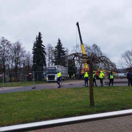 ВИДЕО: В Резекне демонтировали памятник "Алеша" (ОБНОВЛЕНО)
