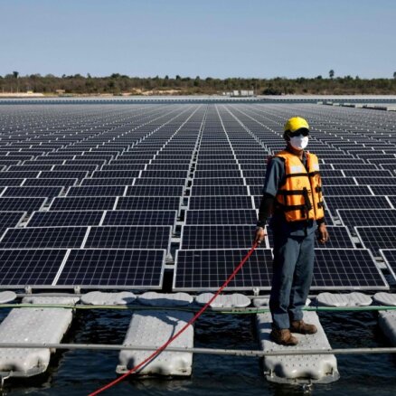"Latvenergo": высокий спрос на солнечные панели создает очереди на их установку