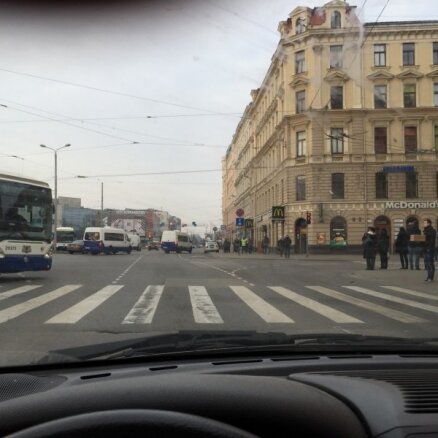 Foto: Ceļu policija pārkāpj ceļu satiksmes noteikumus; likumsargi pārkāpumu noliedz