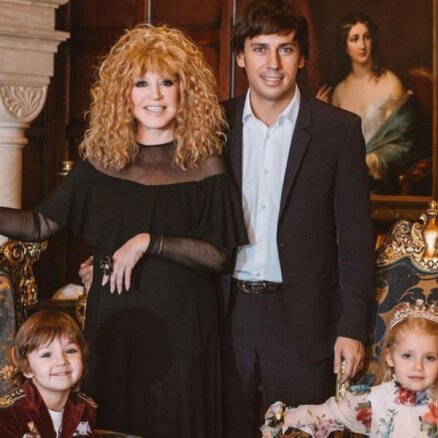 Galkins gadu mijā pārsteidz ar skaistu ģimenes foto