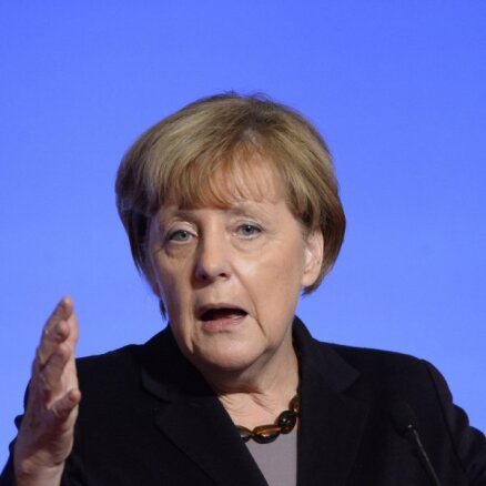 Меркель не собирается закрывать "балканский маршрут" для беженцев