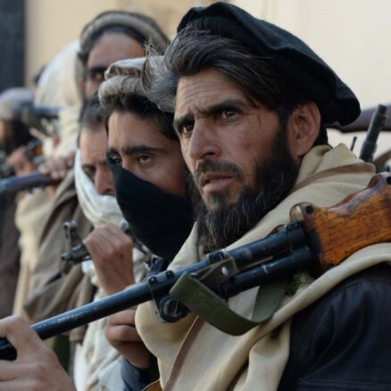 Afganistānā talibi notriekuši armijas helikopteru; bojā gājuši pieci cilvēki