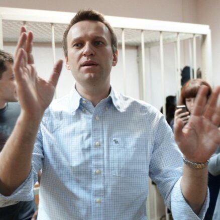 Суд приговорил Навального к пяти годам лишения свободы условно