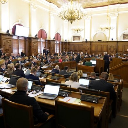 Saeima līdz rītausmai lemj par budžetu – saīsina debašu laiku; opozīcija pikta