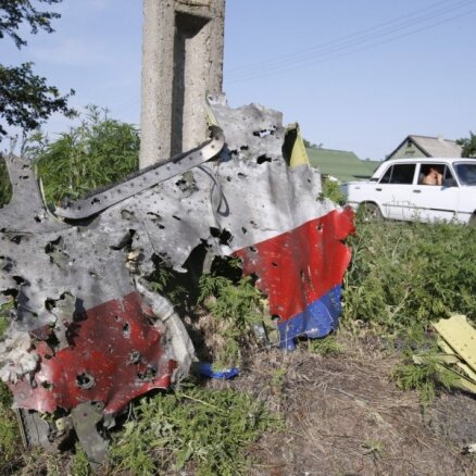 Pie MH17 katastrofas vietas redzēts ‘Buk’ ar krievu ekipāžu, raksta BBC