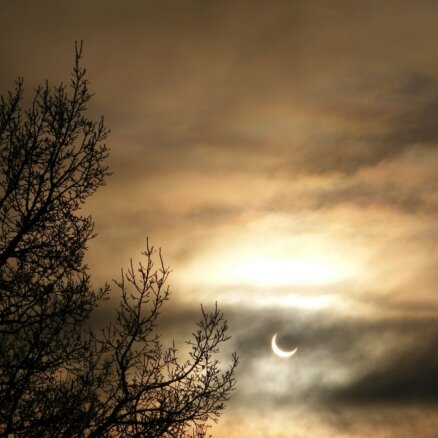В Латвии наблюдали частичное солнечное затмение  (фото читателей)