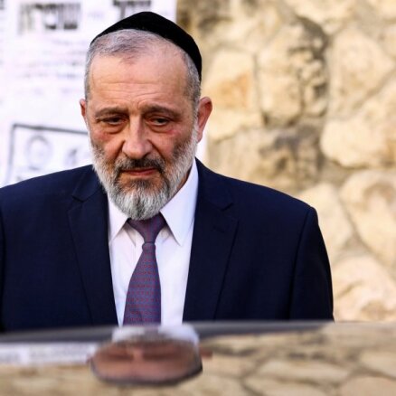 Netanjahu no ministra amata atlaidis reliģiskās partijas 'Shas' līderi
