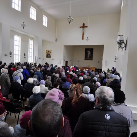 'Covid-19' Latvijā: Katoļu baznīca koriģē atsevišķus rituālus