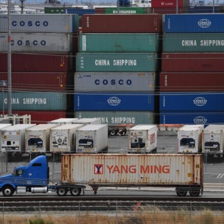 No ASV-Ķīnas tirdzniecības kara cietīs abas puses, atzīst Trampa padomnieks