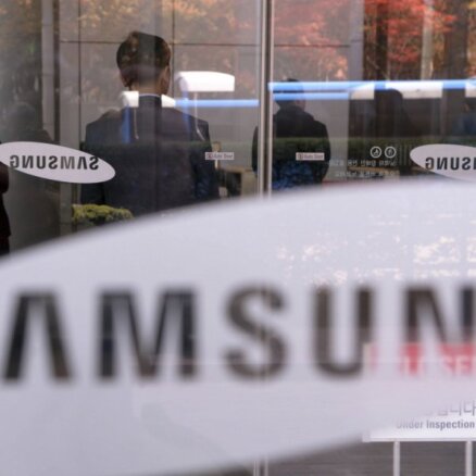 Dienvidkorejas korupcijas skandāla izmeklēšanā veikti reidi 'Samsung' un pensiju fondā