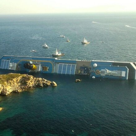 Itālijas piekrastē uz sēkļa uzskrien kruīzu kuģis; trīs bojāgājušie